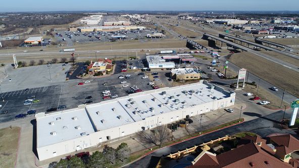 Shafer Crossing Retail Center: 2918 N US Highway 75, Sherman, TX 75090